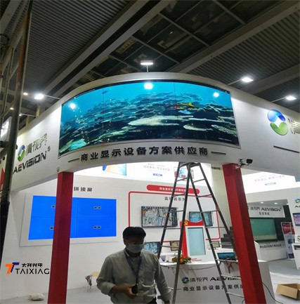 广东集成商商显展会+OLED柔性拼接屏+1*3外弧拼接式安装